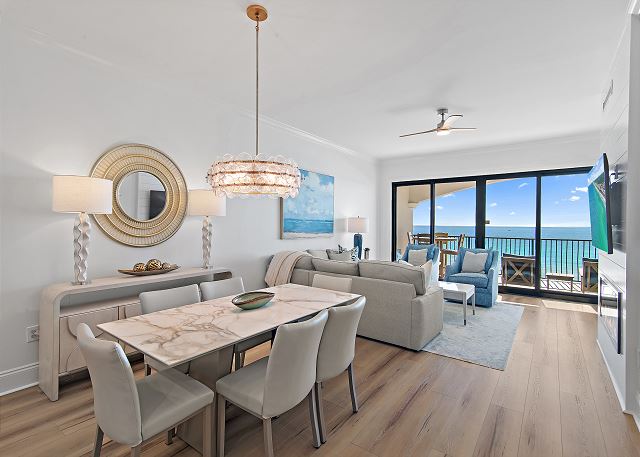 The living and dining room at Villa Coyaba 303.